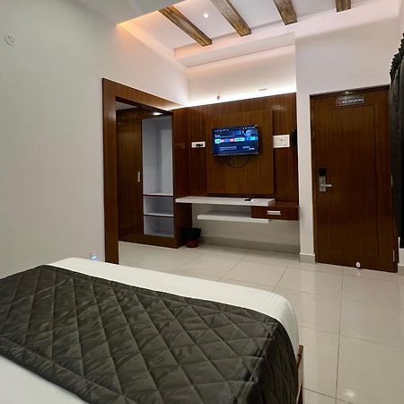 Le Hotel Host Tiruchirappalli Ngoại thất bức ảnh