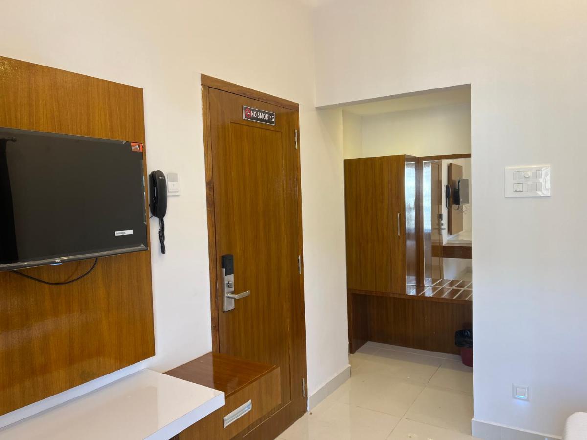 Le Hotel Host Tiruchirappalli Ngoại thất bức ảnh