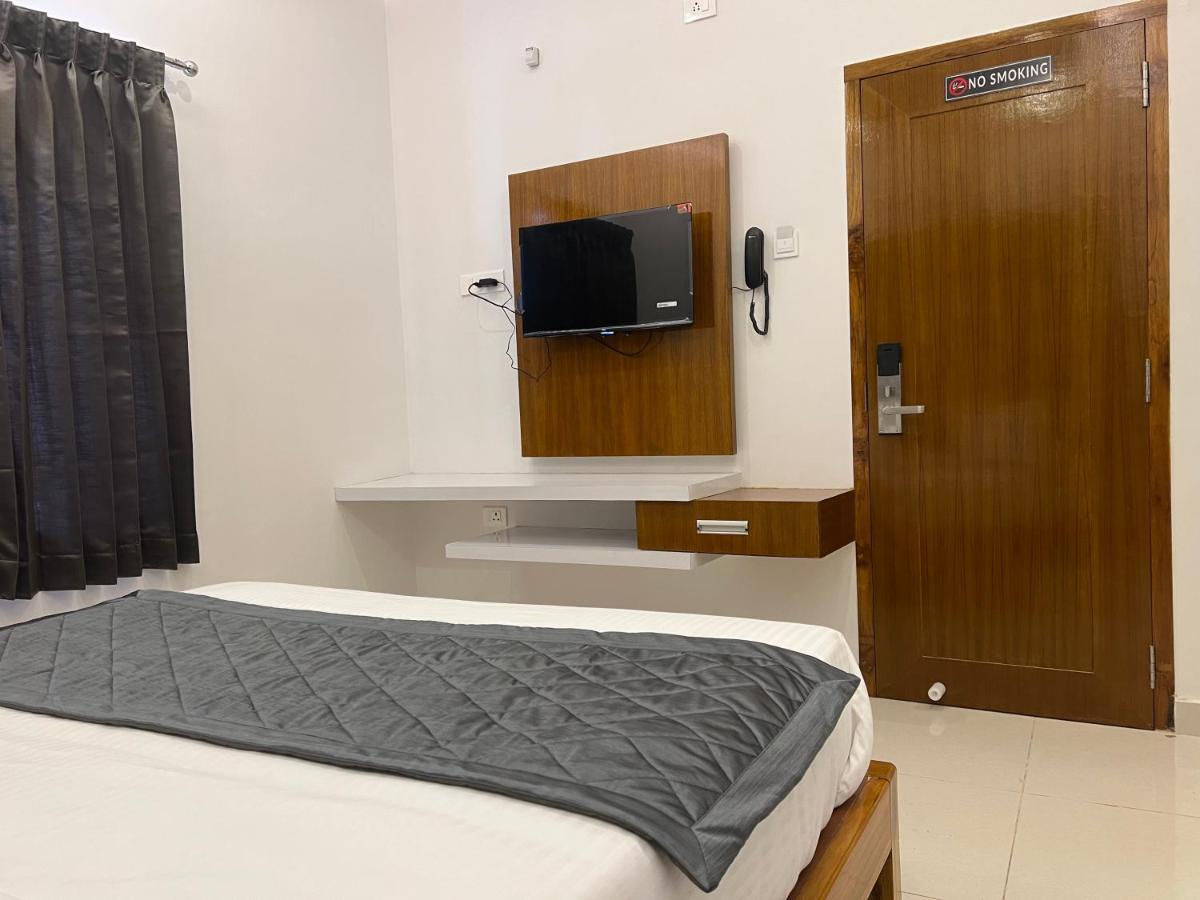 Le Hotel Host Tiruchirappalli Ngoại thất bức ảnh